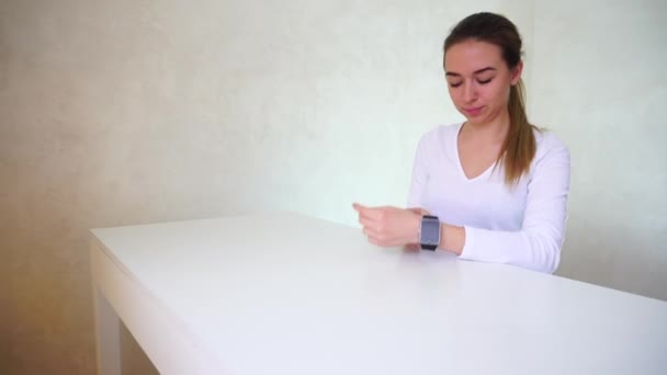 Donna studente mette su smart watch prima volta . — Video Stock