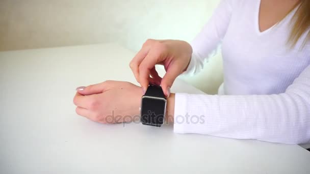 Žena testování chytré hodinky na straně Dal. — Stock video