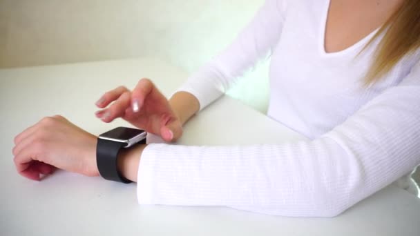 Σύγχρονη γυναίκα χρησιμοποιώντας smartwatch. — Αρχείο Βίντεο