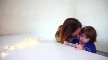 Yeni yıl oyun kullanarak oynayan kız akıllı telefon.