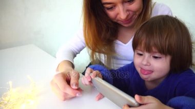 Küçük yeğenim akıllı telefon kullanarak gezi fotoğrafları gösterilen teyze.