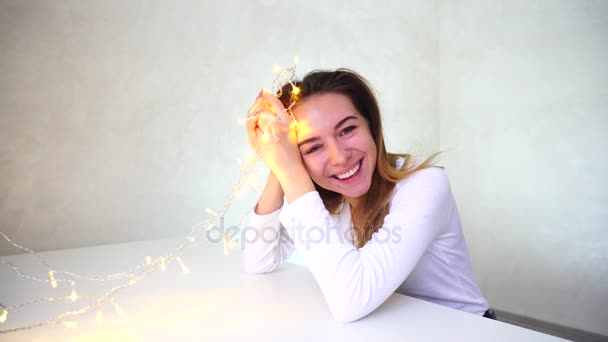 Model posing with yellow garland. — Stock Video