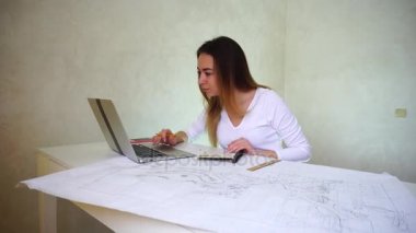 Harita ile ev, genç erkek çalışan coğrafyacı dizüstü kullanarak fikir bulur.