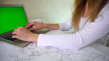 Yeşil ekran genç ev hanımı Yorumlar Internet üzerinde yazıyor..