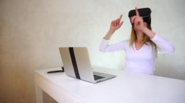 Kız önce sanal gerçeklik gözlük kullanır.
