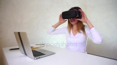 Genç kadın mutlu kullanıcı Vr gözlük