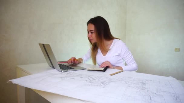 Γεωγράφος εργασία με το χάρτη στο σπίτι, νεαρή γυναίκα βρίσκει ιδέες που χρησιμοποιούν φορητό υπολογιστή. — Αρχείο Βίντεο