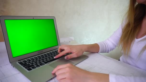 Green screen leraar voorbereiden lezingen in universiteit, vrouw zitten in de buurt van tabel en te zoeken naar informatie in web. — Stockvideo