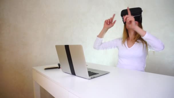 Meisje gebruikt eerst VR-bril. — Stockvideo