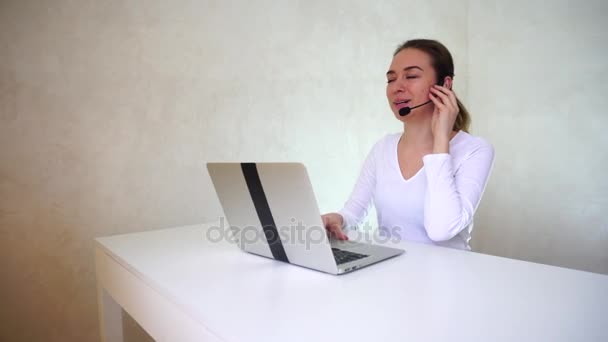 Call center operator helpt mensen te gelasten met behulp van laptop. — Stockvideo