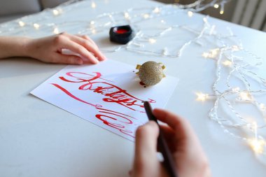 Kadın sanatçı boyalar parlak kitabe mürekkep ile kağıt levha