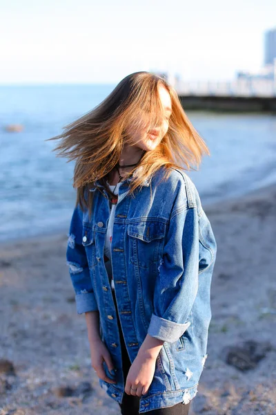 Mutlu genç erkek saç geliştirir ve kamera, ayakta o pozlar