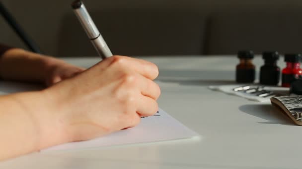 Χέρι, γράφοντας με στυλό πινέλο και η μαύρη μελάνη. — Αρχείο Βίντεο