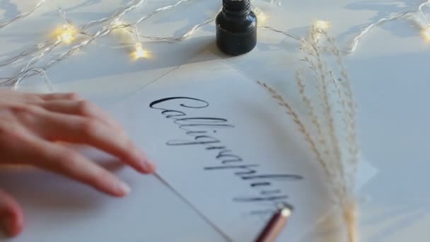 Iscrizione calligrafia con penna pennino formica inchiostro nero . — Video Stock