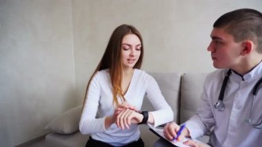 Adam Nefrolojist ve Bayan hasta tıbbi işlevleri kullanımı yeni teknolojiler Hastanesi ofiste akıllı izle, çalışma.