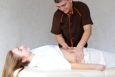 Göbek c nazik el hareketleri ile güçlü erkek masör kneads