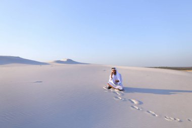 Kendine güvenen erkek Emirliği Oluşturucusu cep üzerinde müşteri ile konuşuyor.,