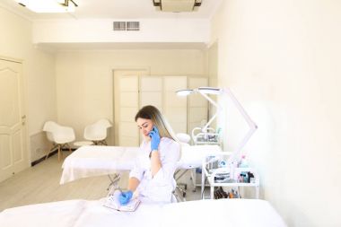 Göz kamaştırıcı smile mobil ve kayıt re üzerinde konuşma ile güzel kız