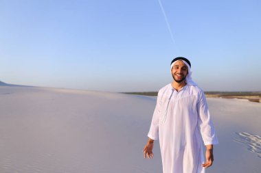 Mutlu Arap babası beyaz çöl ortasında yürüyor ve yaşam o sever