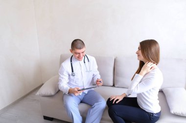 Akıllı erkek doktor recep kız için yönergeler ve tavsiyeler verir