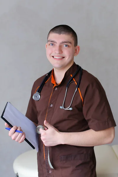 Professional male therapist looks at camera with smile and stand — Stock Photo, Image