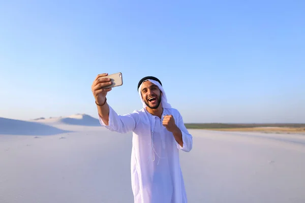 Porträtt av arabisk sheikh man med gadget som kommunicerar i — Stockfoto