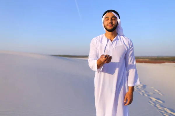 Portrait of Muslim man in sandy desert on clear summer afternoon — Stock Photo, Image