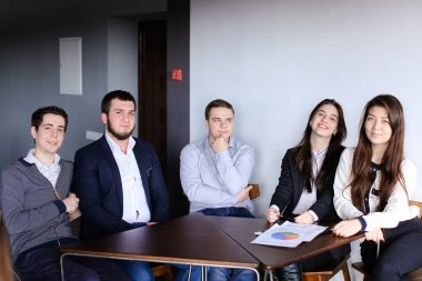 Yöneticileri iki erkek ve kadın possing içinde fotoğraf makinesi ve güleryüzlü bro