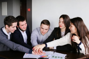 İddialı çalışanları şirket takım içinde çalışma ve başarılı bir şekilde con