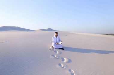 Ciddi genç Arap işadamı inşaat planı, st dikkate alınarak