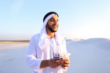 Başarılı Arap Şeyh banknot olarak görüyor ve mutlu, ben ayakta