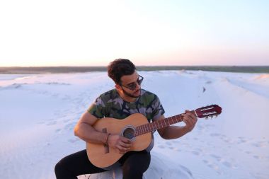 Arap yakışıklı genç gitar mi Hill'de oturan, ayarlar