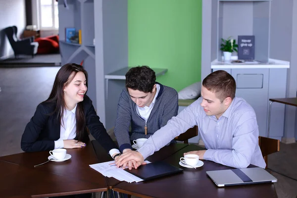 Trabajo en equipo y apoyo de chicas y chicos exitosos, gerentes de c — Foto de Stock