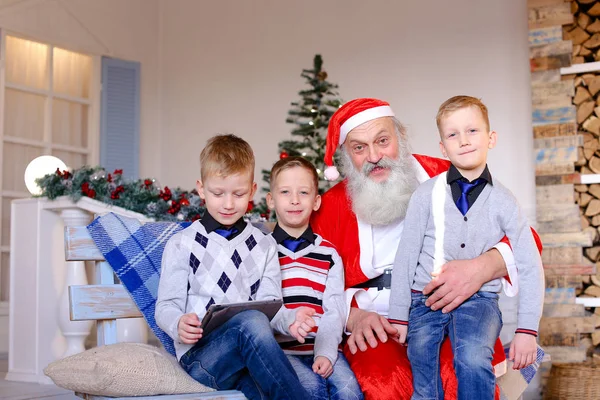 Kleine Jungs zeigen Tablet vom Weihnachtsfest. — Stockfoto