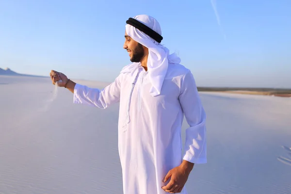 Portrait de l'homme musulman dans le désert de sable clair après-midi d'été — Photo