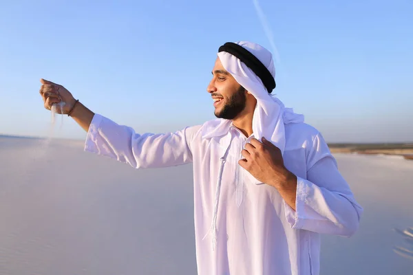 Ritratto di uomo musulmano nel deserto sabbioso nel limpido pomeriggio d'estate — Foto Stock