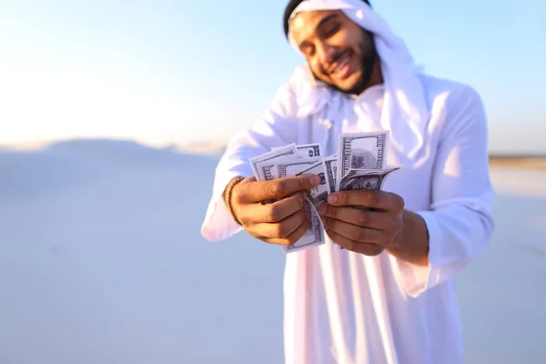 Мусульманский бизнесмен разговаривает по телефону и делится новостями с компанией — стоковое фото