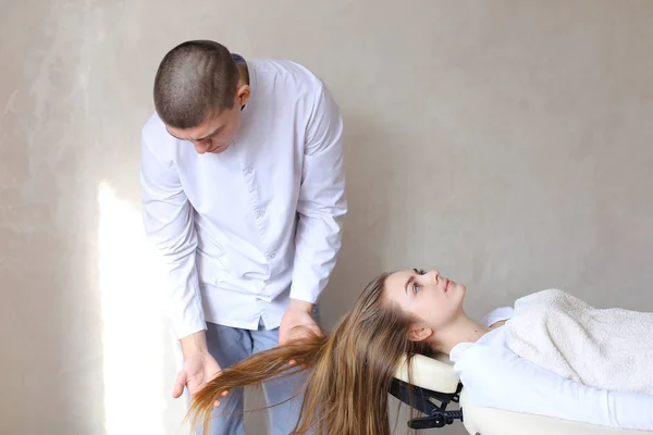 女の子 clien の頭のマッサージをしているハンサムな男マッサージ セラピスト — ストック写真