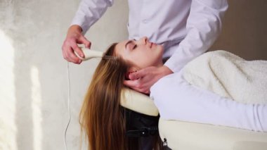 Kanepede doktor ofisinde gün boyunca yalan söyleyen kadın istemciye güzellik saç yordamı özel uyum ile güzellik uzmanı yapar.