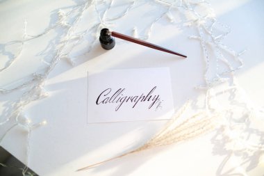 Kaligrafi yazıt üzerinde siyah mürekkep ile güzel kartpostal