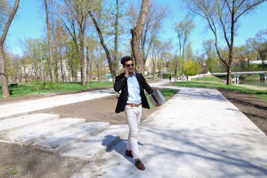 Çılgın öğrenci sınavları geçmek ve kazanmak dans gösterileri