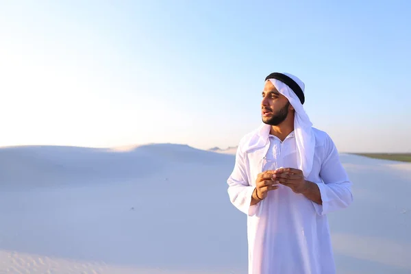Αραβική άνθρωπος αισθάνεται δυσάρεστες αισθήσεις με κρύο, στέκεται σε m — Φωτογραφία Αρχείου