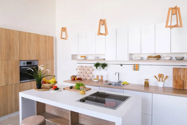 Interior de la moderna cocina ligera con variedad de electrodomésticos y — Foto de Stock