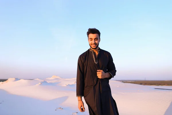 Retrato de un árabe feliz que posa y sonríe mirando a Camer — Foto de Stock