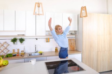 Sabah c tadını mutfak ve uzanıyor, güzel kız yürüyor