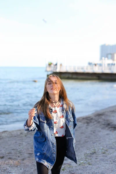 Jovem feliz desenvolve cabelo e posa na câmera, de pé o — Fotografia de Stock