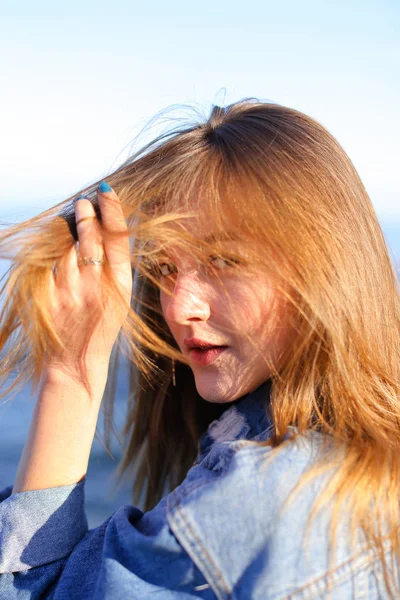 Arka kamera deniz havası, denizler üzerinde duruyor zevk için güzel kızla — Stok fotoğraf