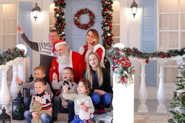 Magical Santa junto com mãe carinhosa e pai de encantador — Fotografia de Stock