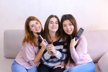 Üç çekici genç arkadaş gülümsüyor kamera ile poz ve