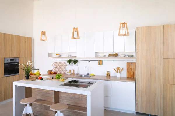 Interior de la moderna cocina ligera con variedad de electrodomésticos y — Foto de Stock
